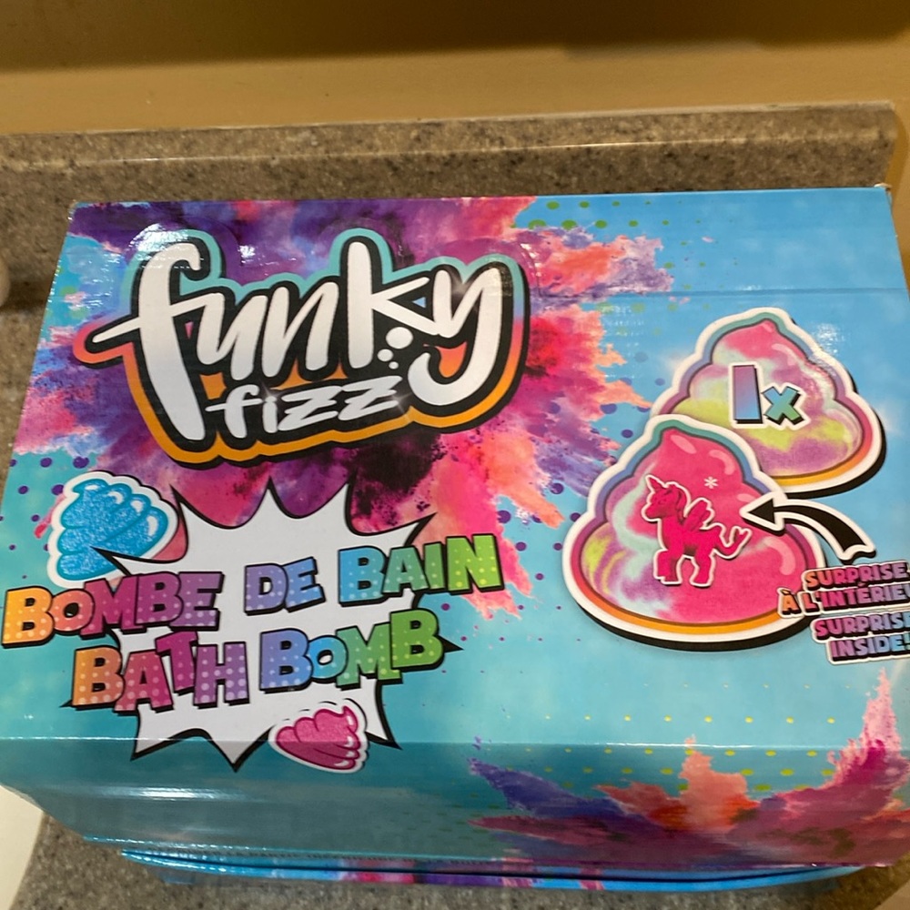 Box of 12. Funky Fizz bath bomb kits. Great for kids party